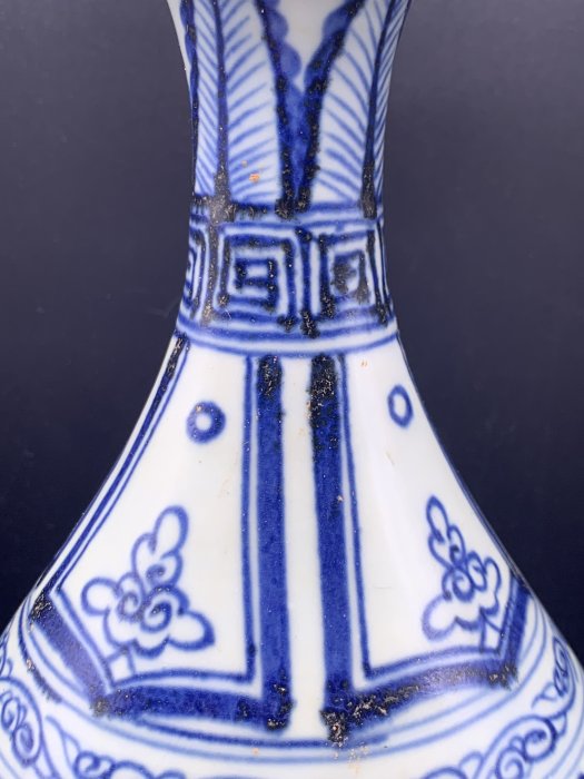 老件 青花纏枝花卉蒜頭瓶。中國古瓷 高約25cm 帶錦盒