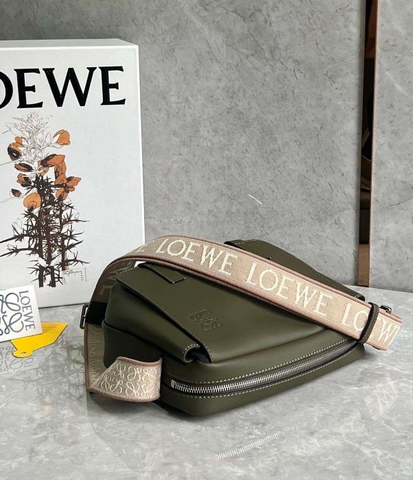 二手LOEWE 荔枝紋小牛皮最新郵差包 I0523綠色