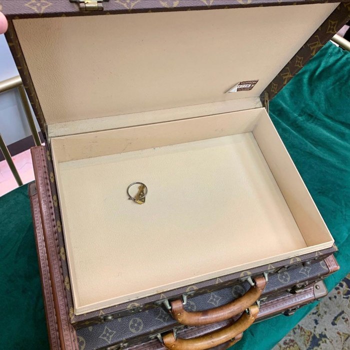 LV vintage 老花硬箱旅行箱手提箱三件組  尺寸40.45.50。成色ok 店家放置店面裝飾 老古董箱皆有歲月痕跡 老化現象 介意的勿問