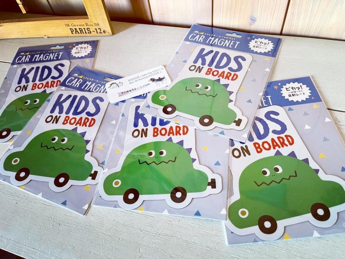 ˙ＴＯＭＡＴＯ生活雜鋪˙日本進口人氣雜貨恐龍造型汽車KIDS on board 磁鐵警示標語貼(現貨+預購)