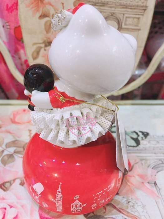 ♥小花凱蒂日本精品♥Hello Kitty紅色陶瓷擺飾裝飾布置公仔蕾絲裙KT站姿造型 另售藍色粉色11703204