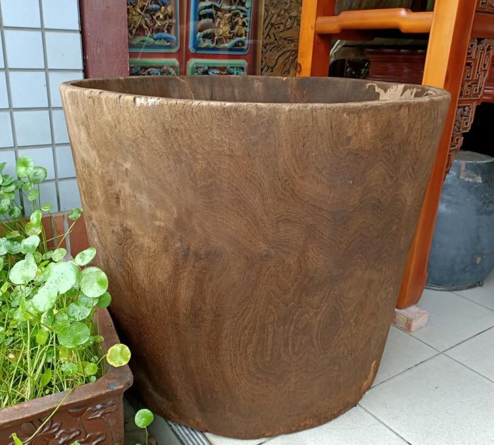 §【beauty /古董/文物 】§  千年大樹挖空的大木桶（直徑98cm高79cm厚3cm)