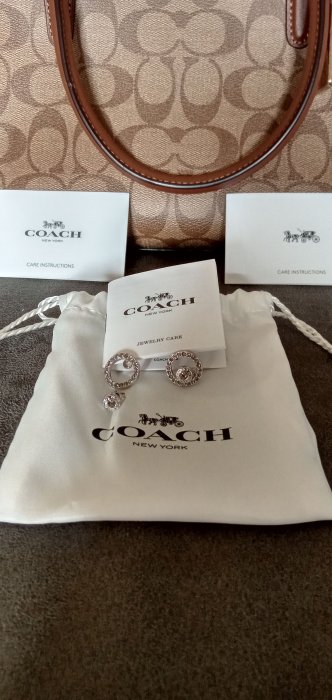 **Patty** 正品COACH全新經典款馬車LOGO手提斜肩三層包F67026咖 加贈COACH雙圈亮鑽鑲嵌兩用耳環