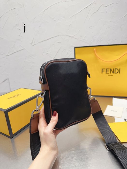 FENDI 芬迪 男士棕色斜挎包 時尚潮流 手機包 單肩包 多口袋 拉鏈 男包 尺寸15*20cm