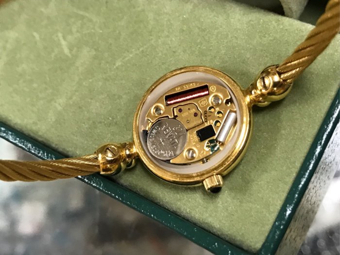 Sold❤️Gucci vintage 黑金手環古董錶超超美品❤️ | Yahoo奇摩拍賣