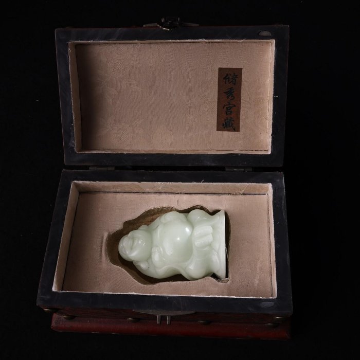 珍品舊藏收罕見極品夜光石雕刻彌勒佛一尊配帶有老漆器盒品保存完好   雕工精湛盒子長23048