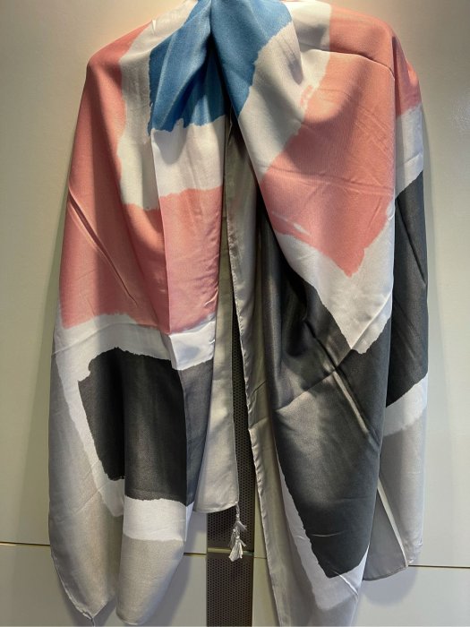 [超大披肩+圍巾]++特價++新品入荷 配色很漂亮! 好美呀~ 超大條~灰白粉藍色塗鴉流蘇披肩大圍巾 帶點厚度的棉