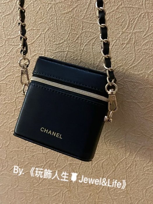 品牌VIP經典贈品MAKE UP系列💯 CHANEL 香奈兒 超美 黑色 金扣 改造口紅包 硬包 小廢包 斜背包