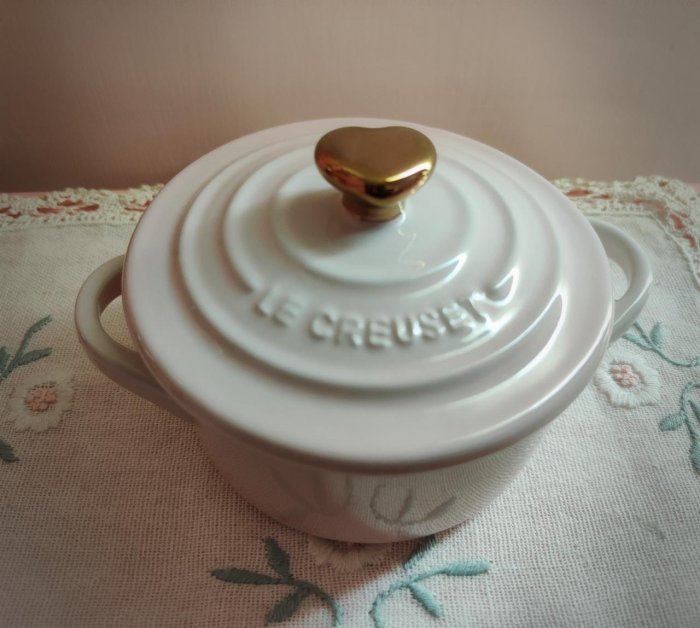 【漂亮寶貝】Le Creuset 愛心金頭圓形烤盅/有蓋烤碗~貝殼粉~✿｡◕‿◕｡