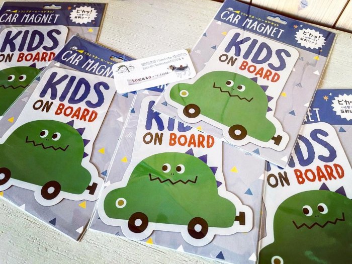 ˙ＴＯＭＡＴＯ生活雜鋪˙日本進口人氣雜貨恐龍造型汽車KIDS on board 磁鐵警示標語貼(現貨+預購)