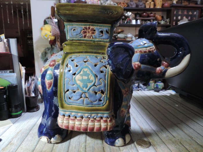 早期收藏~老件中國風手繪綠釉彩陶瓷器大象方型檯面平穩腳座鏤雕白瓷