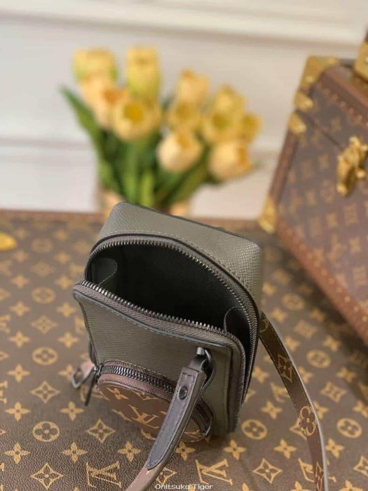 二手Louis Vuitton LV Phone Box 手機包 M30581卡其綠