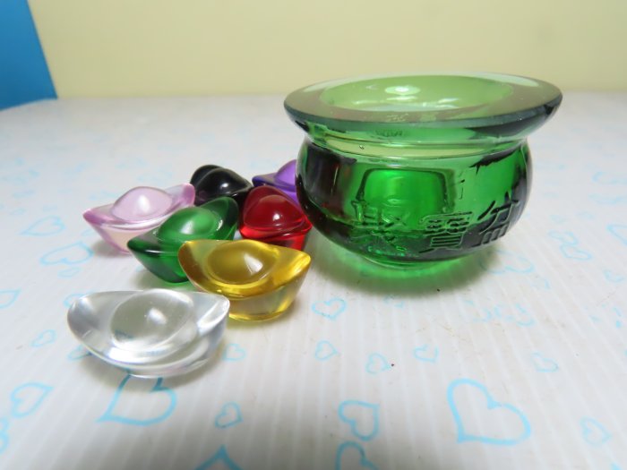 【優質家】天然漂亮綠色琉璃迷你聚寶盆50mm+7顆2.5公分琉璃元寶(網路便宜價、限量5標)原價300元