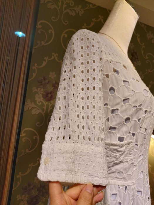 晶采臻品:MOSCHINO真品～白色棉質鏤空蕾絲洋裝~特價1980