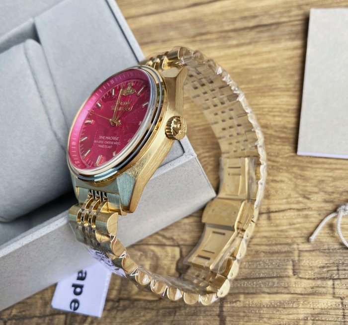 VIVIENNE WESTWOOD Sydensam 玫紅色錶盤 金色不鏽鋼錶帶 石英 女士手錶 VV251RRGD