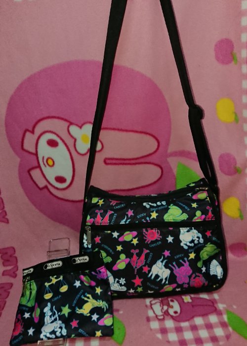 甜甜妞妞小舖 ☆品牌  LeSportsac 黑色動物 斜背包 /側背包/手拿包 /防水包