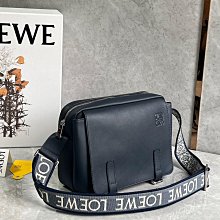 Loewe 最新郵差家族新款來啦，選用進口荔枝紋小牛皮