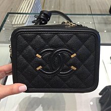 Chanel A93342 CC Filigree Vavnity Case Bag 小型荔枝紋鍊帶包 黑
