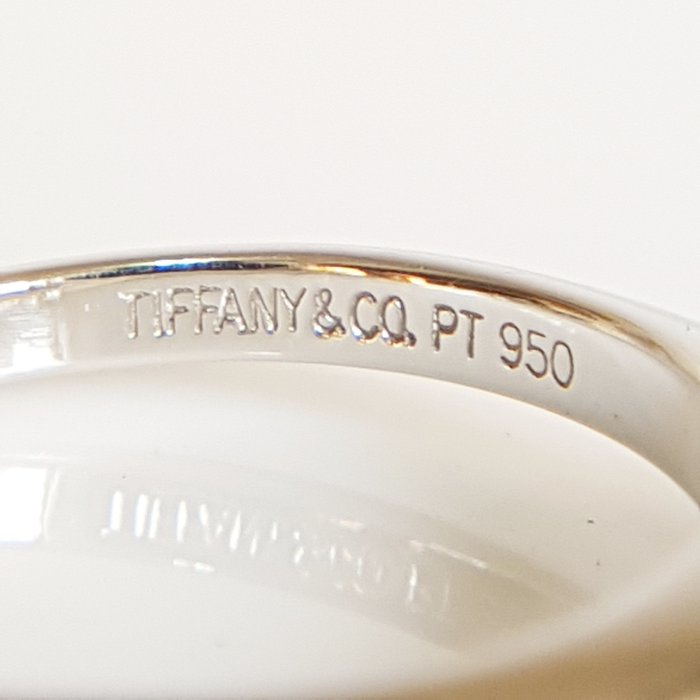TIFFANY & CO. 【天然鑽石  0.3克拉】，經典款 六爪鑲嵌，Pt950 鉑金鑽戒 ，保證真品 超級特價便宜賣