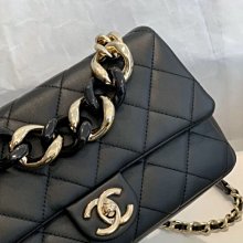 Chanel 香奈兒包 AS1353 Flap Coco 壓克力鏈帶 黑 現貨 24*16*6 cm