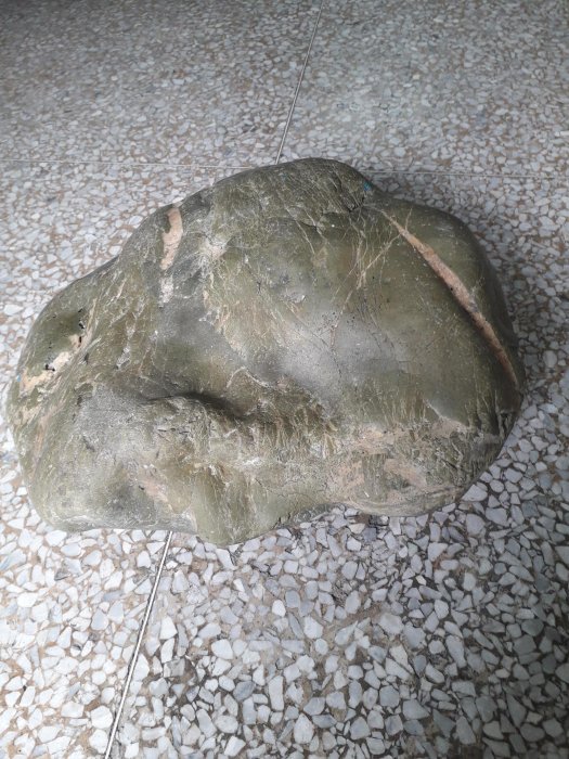 綠泥石，約37公斤，限花蓮市面交，需運送外地者另洽