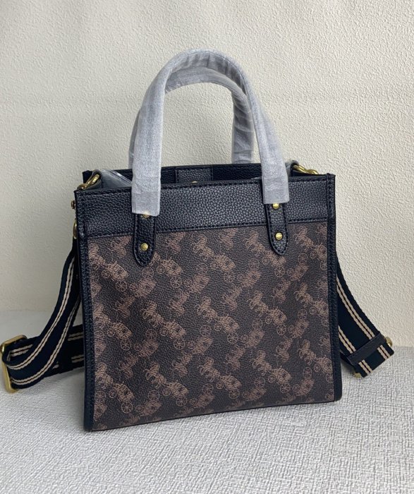 DanDan代購 COACH CM710 TOTE22 新色托特包 肩背包 斜跨包  經典馬車印花圖案氣質百搭大氣能裝