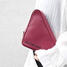 【茱麗葉精品】全新精品 BALENCIAGA 專櫃商品 476976 字母LOGO三角形小牛皮大手拿包.紅 現貨