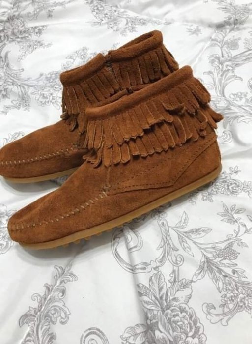 美國官購Minnetonka Double Fringe Side Zip Boot咖啡麂皮平底流蘇女童靴2號含運在台