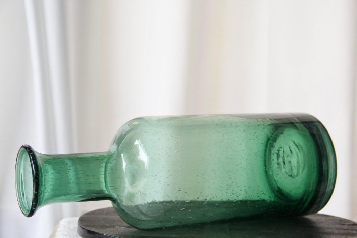 日本匠人手作硝子清新綠色氣泡花瓶，淡雅之美，亭亭玉立。口徑6