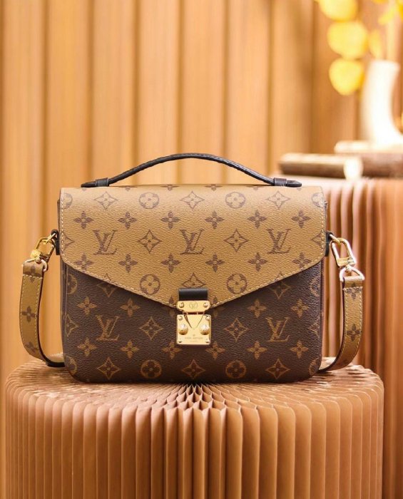 LV M44876 Pochette Métis 花紋Logo 拼色設計扣式手提斜背包