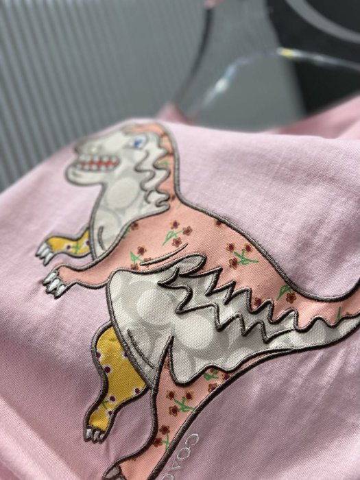 【King女王代購】COACH蔻馳 女士REXY 粉色刺繡恐龍圓領短袖T恤