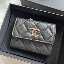 Chanel 新款大 CC 荔枝格紋 前扣雙層卡片零錢夾 黑金現貨