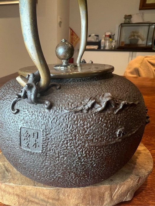 日本龜文堂老鐵壺，手把、蓋鈕銀象嵌， 波千鳥鐵壺， 龜文堂蠟模 