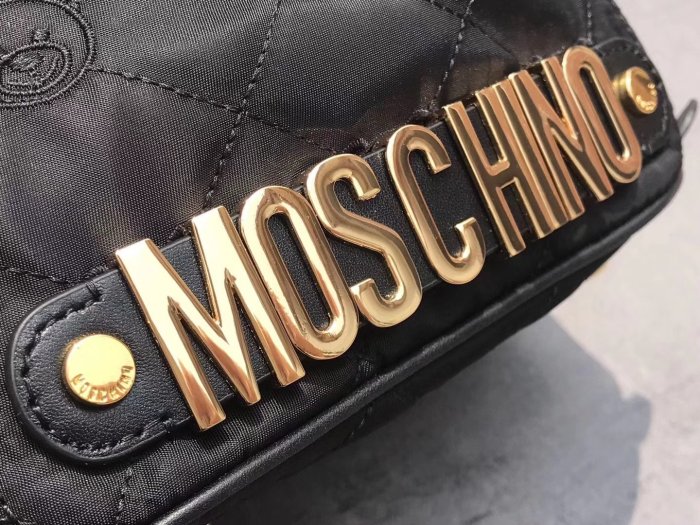 亞軒潮店 大牌潮款Moschino 春夏Logo防水輕盈水桶包((2款))特價~