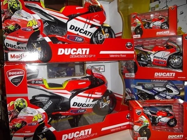 {車界模王}各種比例 DUCATI ROSSI 46號 YAMAHA 2012 99號JORGE LORENZO完美豋場!!!!!!!!!!