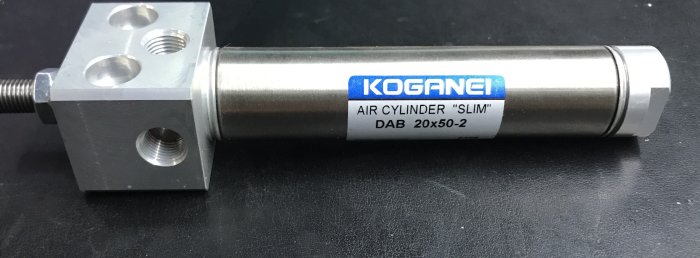 KOGANEL 小金井 標準方蓋氣缸 DAB20x50-2。1/8PT牙  固定M6螺絲距離22mm