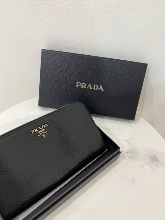 Prada 真品 二手皮夾 女款拉鍊長夾 黑色 經典款，金色logo字，內裡可以放鈔票跟信用卡 好用又實用的款，真皮（牛皮）付盒