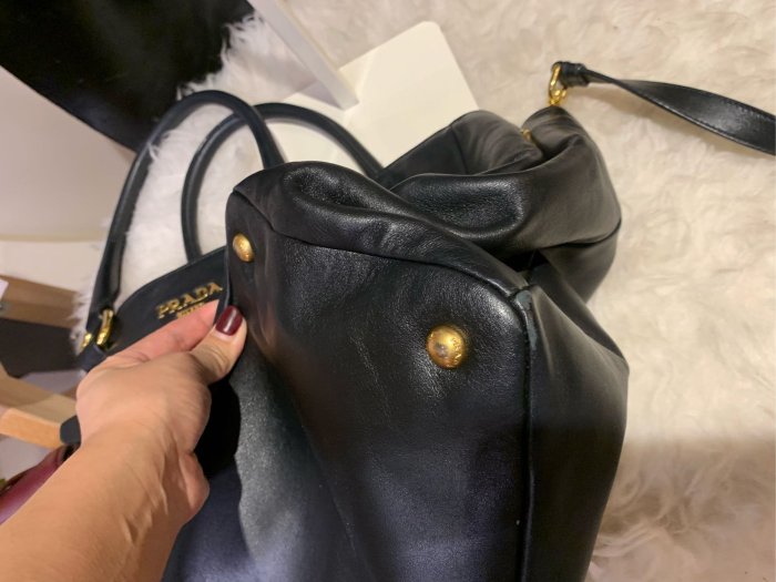 ※芯閣名牌精品店※ PRADA 金色浮雕 LOGO 黑色牛皮 肩背/手提 兩用購物包 托特包 旅行袋 88成新