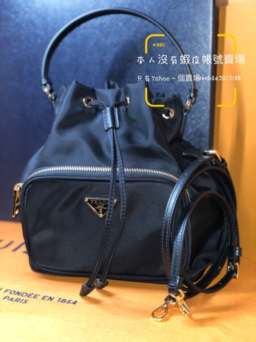 全新正品 PRADA 1BH038 Duet再生尼龍帆布 黑色經典三角鐵牌 手提/斜背二用束口水桶包 LV水桶包