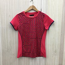【愛莎＆嵐】ibs 女  紅色幾何紋短袖上衣  / M 11304 24