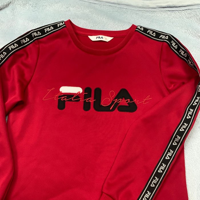FILA品牌質量好的深亮紅上衣