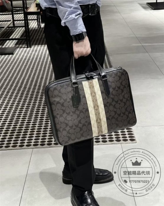 空姐精品代購 美國直郵 COACH C9826 蔻馳2023 熱賣新款 經典C紋拼色 筆電包 男士公文包 單肩斜挎 手提男包 側背包 斜背包 男生公事包 附購證