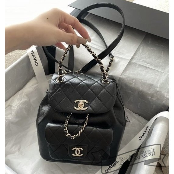 閒置✈二手精品 CHANEL 香奈兒 2022新款 後背包 淡金扣 小羊皮 黑色 鏈條包 雙肩包 小書包 AS2908