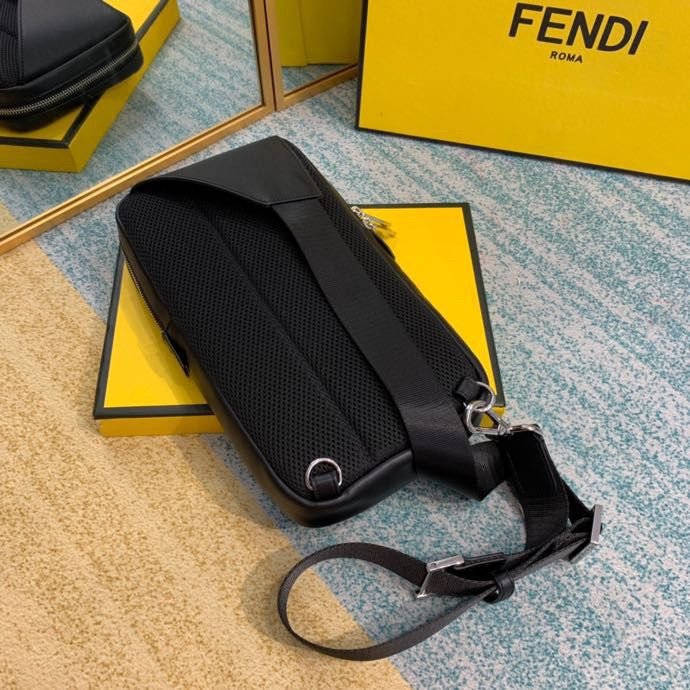 【MOMO全球購】FENDI 芬迪 芬迪新款胸包男真皮拼色小背包單肩韓版時尚印花FF小怪獸包