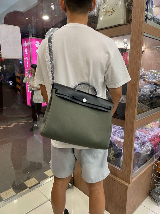 ☆最愛二手精品☆ HERMES ZIP HERBAG 39cm 全新愛馬仕軍綠色帆布拼黑色皮革銀釦兩用包肩背包手提包 39 C3588 橫式寬版男款男用新款