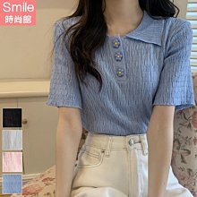 【V9354】SMILE-甜酷設計感．純色花朵釦翻領針織短袖上衣