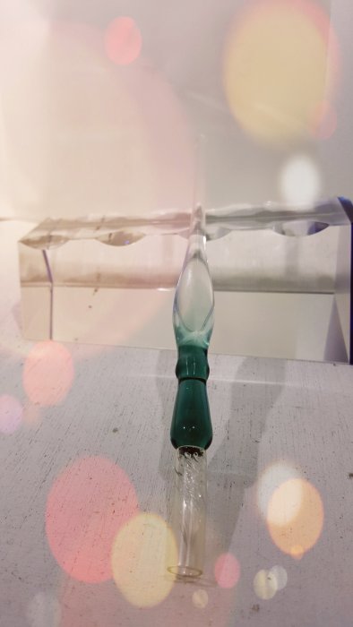 [玻璃國] 手工 琉璃筆 半透明寶綠色琉璃筆 送禮自用皆宜(1組特價800元)(琉璃筆+玻璃筆座)
