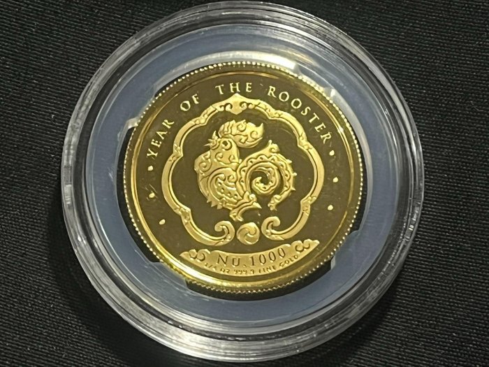 不丹2017年1/4盎司雞年彩色純金幣 495元/克。7.7