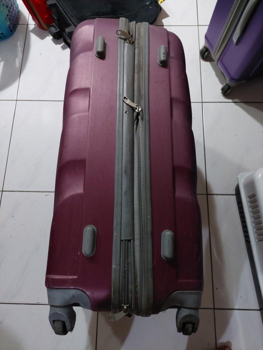30吋，行李箱，Rowana，輪子有磨耗，拖動有聲音