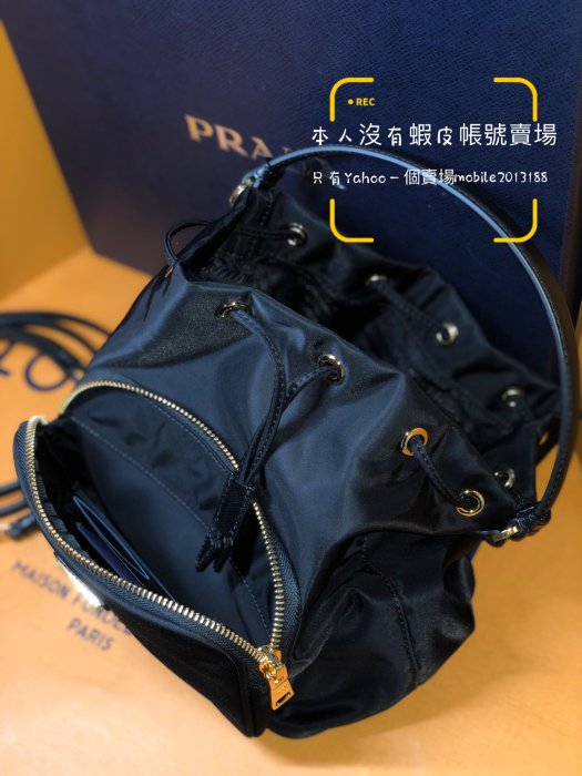 全新正品 PRADA 1BH038 Duet再生尼龍帆布 黑色經典三角鐵牌 手提/斜背二用束口水桶包 LV水桶包